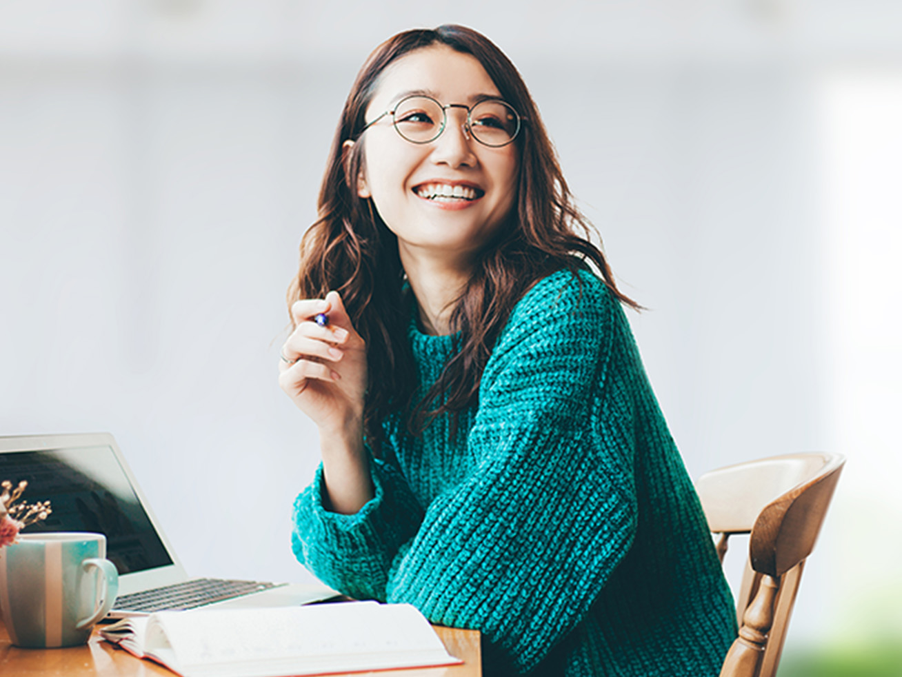笑顔で学ぶ女性
